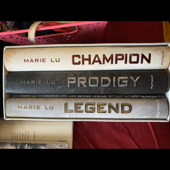 books - Picture 5 of 7